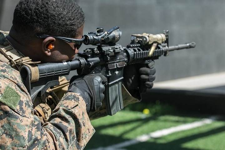 Khẩu carbine M4A1 là phiên bản M4 nâng cấp, có khả năng bắn tự động hoàn toàn và có nòng súng nặng hơn.