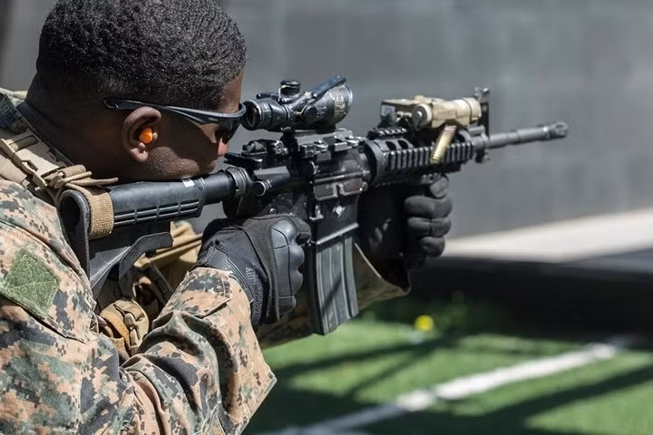 Khẩu carbine M4A1 là phiên bản M4 nâng cấp, có khả năng bắn tự động hoàn toàn và có nòng súng nặng hơn.