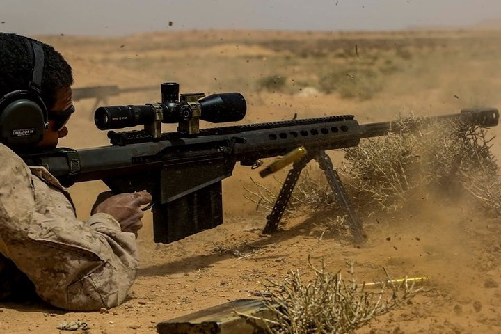 Súng trường M107 có gắn ống ngắm, bắn đạn lớn cỡ 12,7x99mm, với tầm bắn hiệu quả đáng kinh ngạc lên tới hơn 1.981,2m.