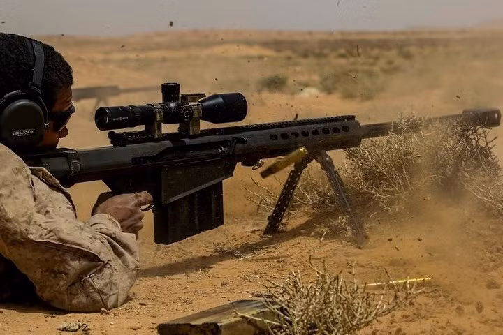 Súng trường M107 có gắn ống ngắm, bắn đạn lớn cỡ 12,7x99mm, với tầm bắn hiệu quả đáng kinh ngạc lên tới hơn 1.981,2m.