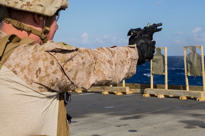 Còn đây là khẩu súng ngắn bán tự động Beretta M9 cỡ nòng 9mm.