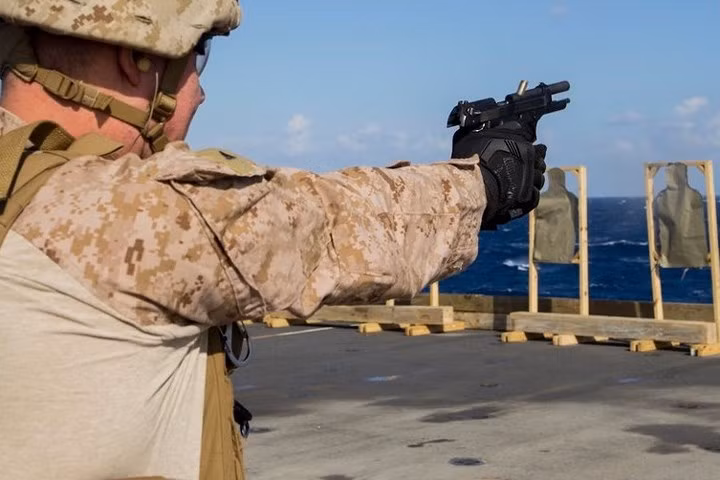 Còn đây là khẩu súng ngắn bán tự động Beretta M9 cỡ nòng 9mm.