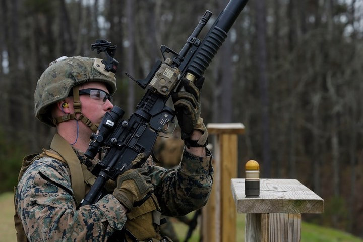 Khẩu súng phóng lựu M203A2 phóng lựu đạn cỡ 40mmm. Súng có thể gắn dưới khẩu M4 và M16.