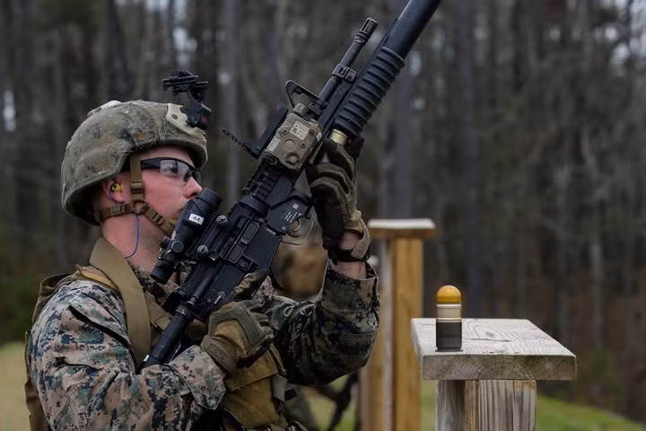 Khẩu súng phóng lựu M203A2 phóng lựu đạn cỡ 40mmm. Súng có thể gắn dưới khẩu M4 và M16.