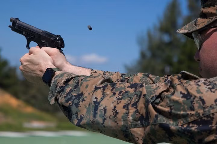 Súng ngắn Beretta M9A1. Khẩu này nặng hơn M9 nhưng có thêm một số đặc điểm như hộp đạn chống cát và một thanh thép dưới nòng để gắn thêm phụ kiện.