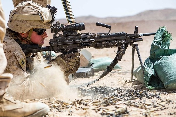 Súng máy M249 bắn cùng loại đạn của M4 và M16 nhưng súng này có tầm bắn xa hơn và sơ tốc đạn ở đầu nòng lớn hơn.