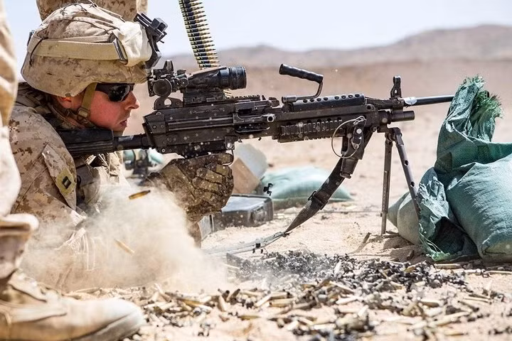 Súng máy M249 bắn cùng loại đạn của M4 và M16 nhưng súng này có tầm bắn xa hơn và sơ tốc đạn ở đầu nòng lớn hơn.