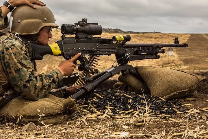 Súng máy M240B, cũng của thủy quân lục chiến Mỹ.