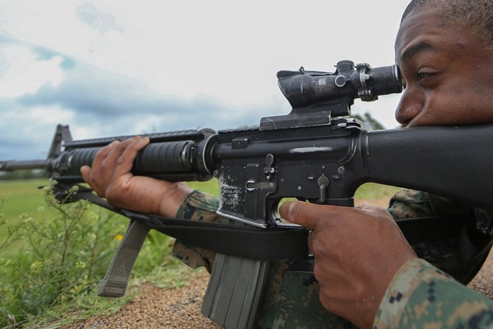 Một lính thủy đánh bộ Mỹ đang bắn một khẩu tiểu liên M16A4. Khẩu súng này dùng đạn cỡ 5,56x45mm. So với M16A2, súng này có tay cầm tháo rời được.