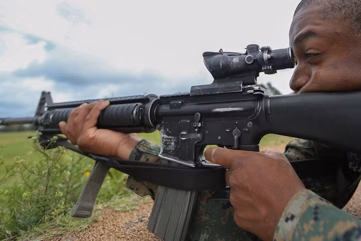 Một lính thủy đánh bộ Mỹ đang bắn một khẩu tiểu liên M16A4. Khẩu súng này dùng đạn cỡ 5,56x45mm. So với M16A2, súng này có tay cầm tháo rời được.