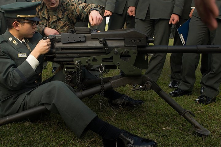 Súng phóng lựu tự động MK19 có thể gắn trên giá 3 chân hoặc lên xe thiết giáp. Tầm bắn tối đa là 2.200m.