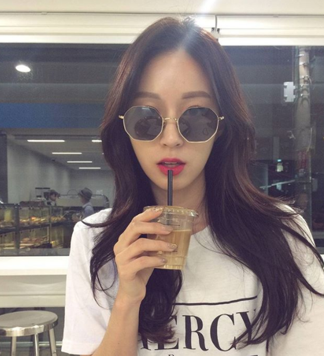 Hiện Instagram của Bora có hơn 200.000 người follow tuy nhiên cô nàng khá ít đăng tải những hình ảnh liên quan đến Kyung Sik.