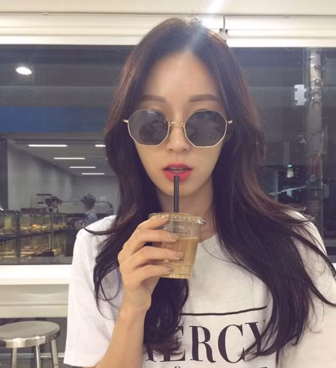 Hiện Instagram của Bora có hơn 200.000 người follow tuy nhiên cô nàng khá ít đăng tải những hình ảnh liên quan đến Kyung Sik.