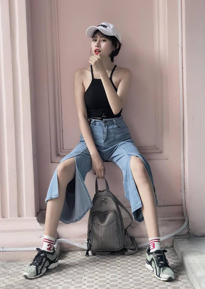 Trong phần chỉ đường, Phương Thoa khéo léo tạo điểm nhấn gây cười bằng biểu cảm khuôn mặt giọng nói quen thuộc cùng lời thoại gây cười, đoạn clip thu hút hàng nghìn lượt xem..