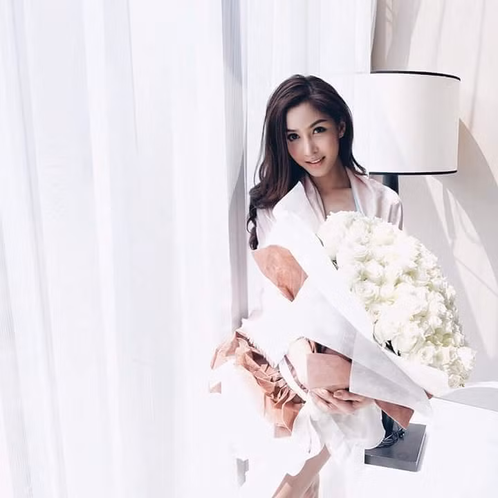 Nhờ có vẻ ngoài nữ tính cùng phong cách ăn mặc quyến rũ và đầy tự tin khoe vóc dáng chuẩn của mình.