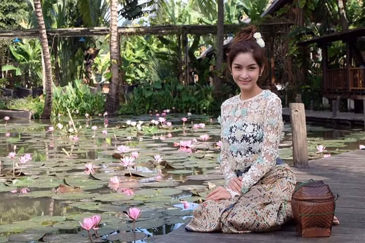 Nhiều dân mạng còn cho rằng, hot girl chuyển giới xinh đẹp này sẽ sớm soán ngôi vị người chuyển giới đẹp nhất hành tinh của Nong Poy (Thái Lan).