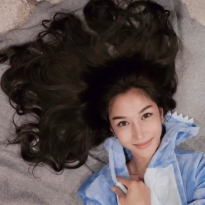 Chưa dừng lại ở đó, vẻ đẹp hoàn mỹ của Piyadar Inthavong còn giúp cô thu hút được rất nhiều NHM trên trang cá nhân của mình.