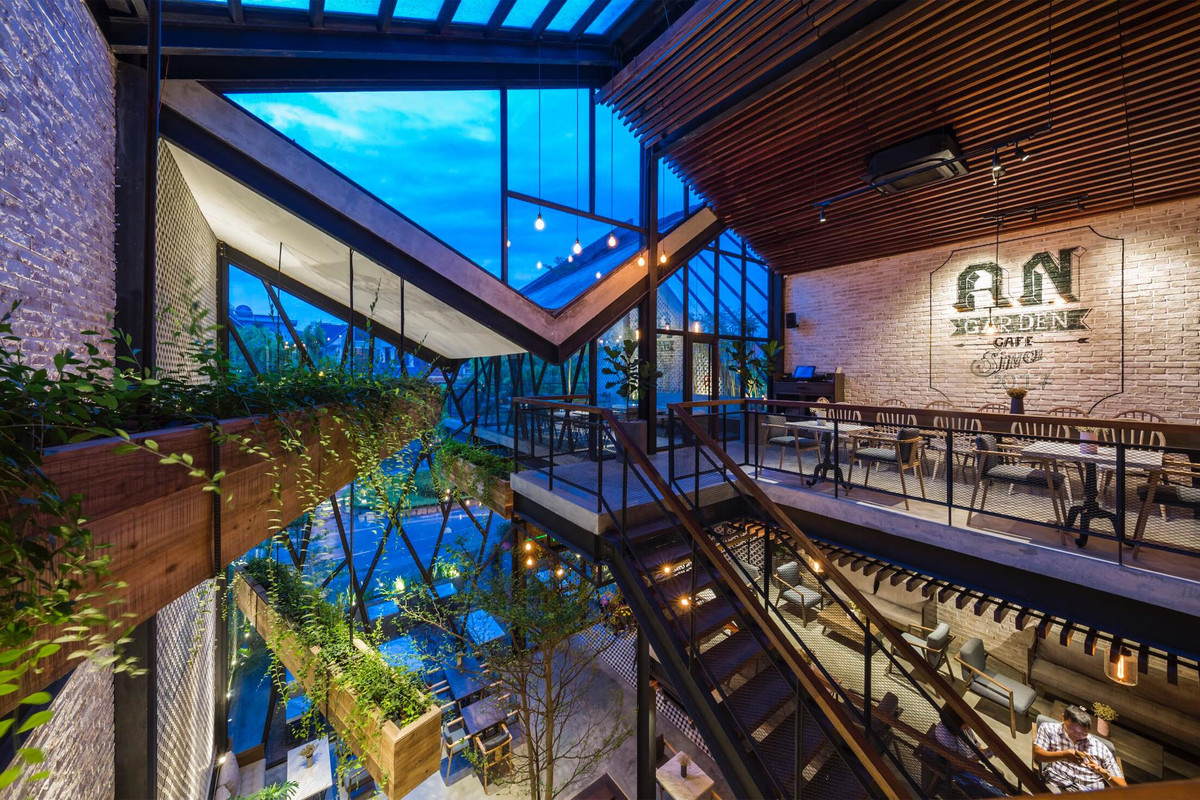 Nhìn từ ngoài, AN' Garden Coffee giống như một ngôi nhà kính, với tone màu chủ đạo là màu nâu trầm. Bước chân vào quán, không gian xanh mát và cách bài trí hợp lý, hài hòa sẽ khiến người khó tính nhất cũng phải hài lòng.