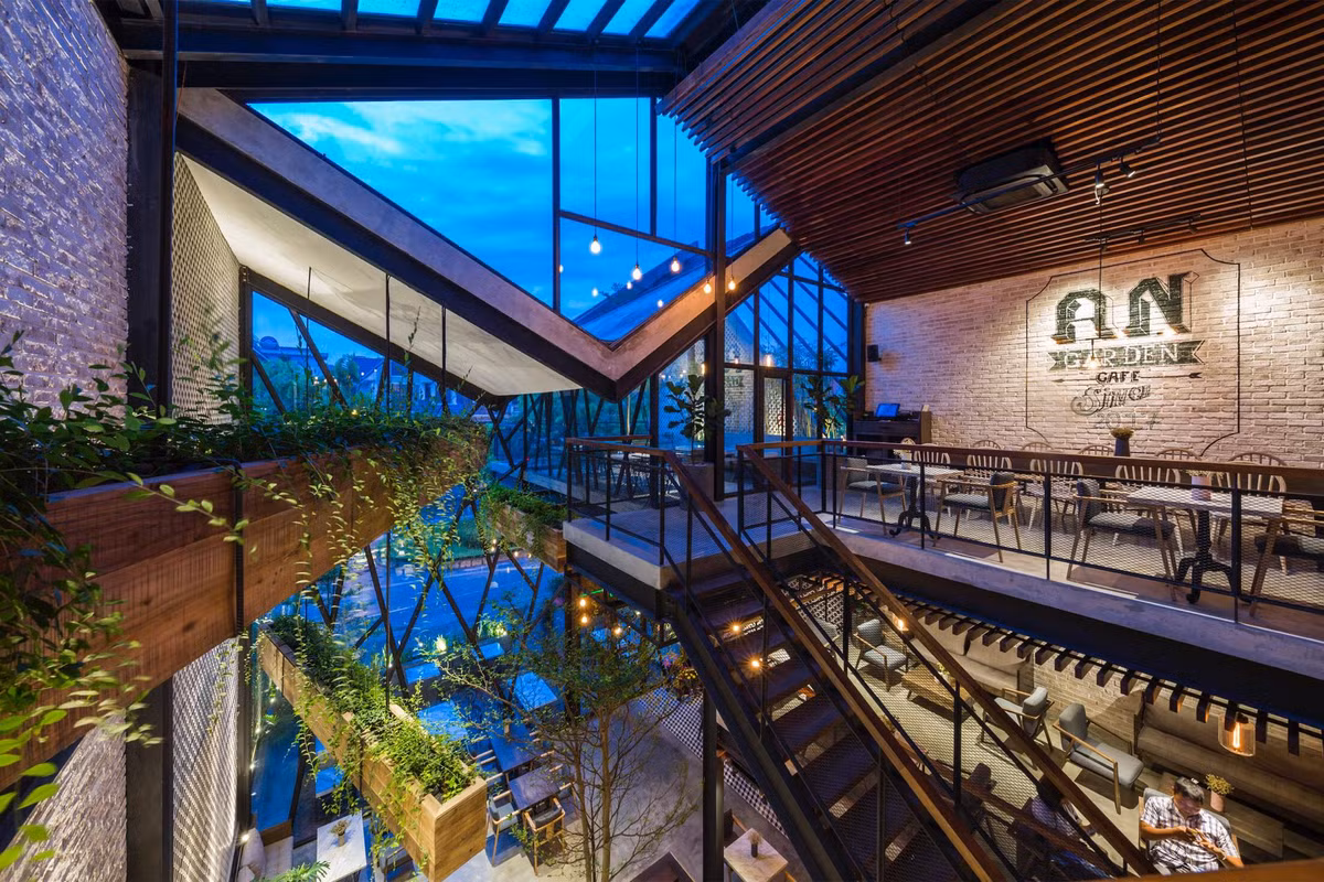 Nhìn từ ngoài, AN' Garden Coffee giống như một ngôi nhà kính, với tone màu chủ đạo là màu nâu trầm. Bước chân vào quán, không gian xanh mát và cách bài trí hợp lý, hài hòa sẽ khiến người khó tính nhất cũng phải hài lòng.