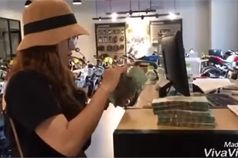 Ngay sau khi clip được đăng tải, dân mạng cũng đưa ra nhiều bình luận khác nhau. Nhiều người ghen tị với ông chồng may mắn có cô vợ tâm lý. Số khác ngưỡng mộ món quà đắt tiền và thật phung phí với món đồ xa xỉ phẩm này bởi tiền còn có thể thực hiện vào nhiều việc khác có ý nghĩa hơn.