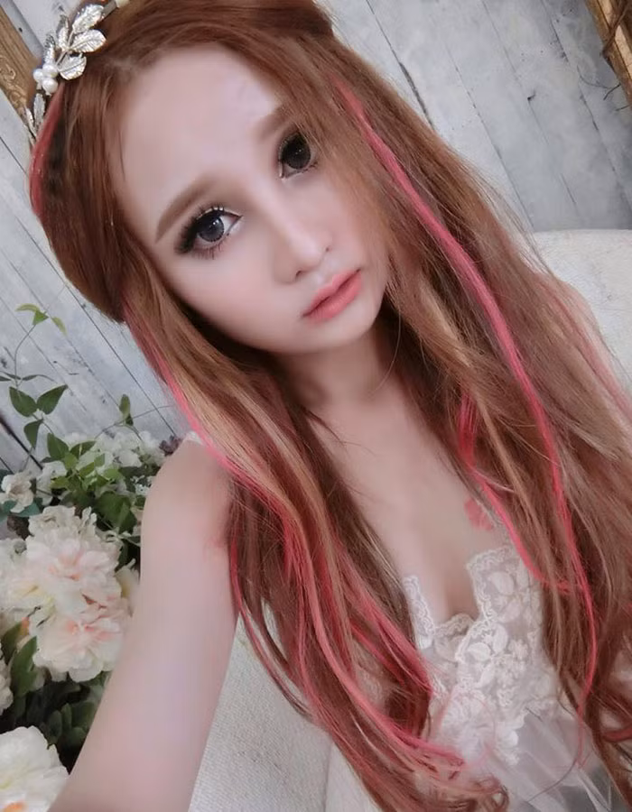 Mới đây, cô nàng đình đám mạng xã hội một thời lại gây cho dân mạng một bất ngờ khác khi xuất hiện với khuôn mặt V-line khá lạ mắt.