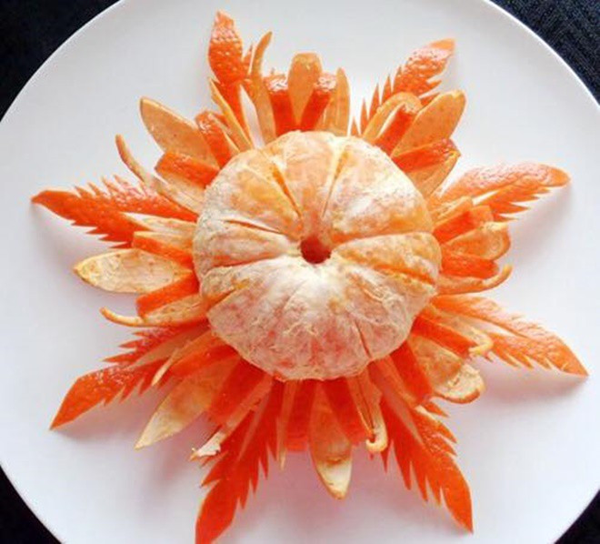 Trên trang cá nhân của mình, cô gái có nickname M.T đã khoe thành phẩm điêu khắc trên hoa quả vô cùng khéo léo của ông anh trai mình và với giọng điệu vô cùng tự hào vì mình có người anh khéo tay mà hơn 20 năm qua mới nhận ra.