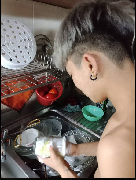 Chiến cũng cho biết anh chàng không thấy ngại vì phải rửa bát hay gì cả, bởi trước nay ở nhà cậu bạn cũng đều giữ nhiệm vụ này. Anh chàng còn khoe rửa xong đã được mấy cô, mấy bà nhà người yêu khen chịu khó