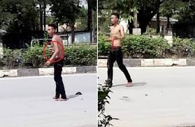 Một thanh niên do ngáo đá mà tự cầm dao rạch bụng mình giữa đường và khiến nhiều người xung quanh kinh hãi.