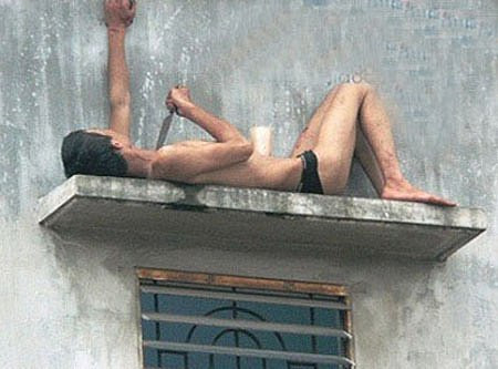 Một thanh niên cười trần chuồng tự sát bằng dao sau cơn ngáo đá.