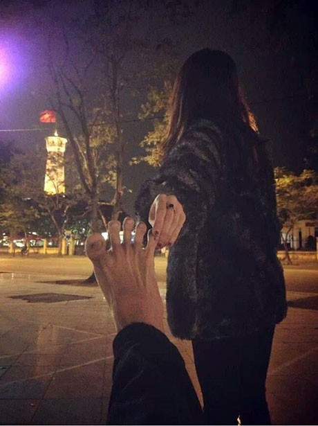 Bên cạnh những bộ ảnh ăn theo với nhiều phong cách khác nhau, Follow me cũng được dân chế ảnh sáng tạo ra nhiều phiên bản hài hước và thu hút không kém.