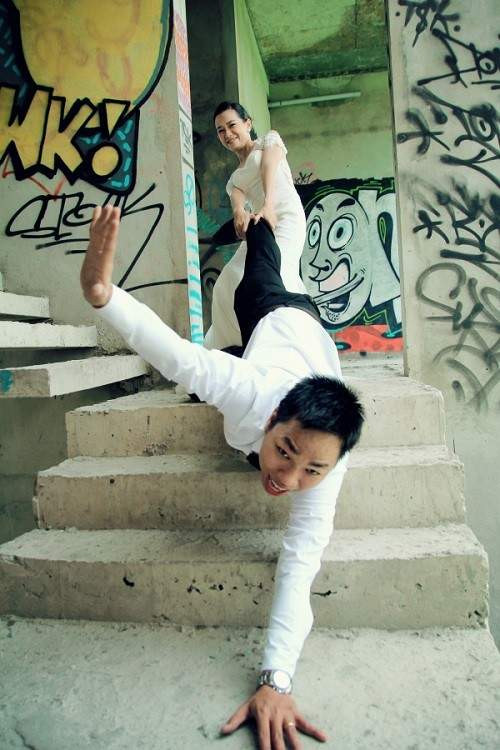 Anh Lu cho biết, vì bản thân anh là người làm thiết kế vậy nên đã lên ý tưởng chụp bộ ảnh Follow me phiên bản hài hước này của hai vợ chồng anh ra đời.