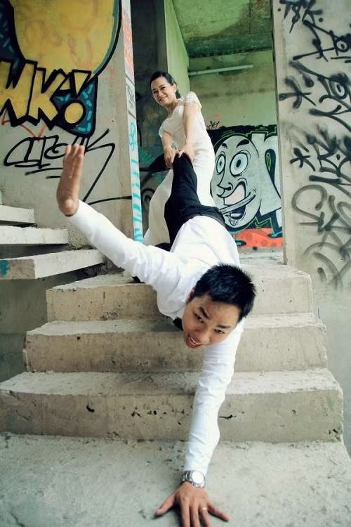 Anh Lu cho biết, vì bản thân anh là người làm thiết kế vậy nên đã lên ý tưởng chụp bộ ảnh Follow me phiên bản hài hước này của hai vợ chồng anh ra đời.