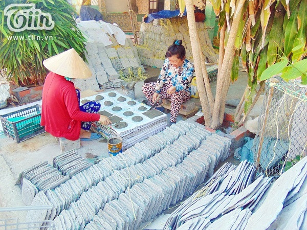 Mỗi ngày, có 6 chuyến tàu đi - về giữa đảo và đất liền, cụ thể là các khung giờ: 6h30, 9h00, 10h30, 12h, 14h, 17h. Vào cuối tuần, tàu chạy sớm hơn do khách đông, vậy nên nếu đi vào cuối tuần thì bạn nên đến sớm. Tại bến đò cũng có 2 loại tàu, một tàu đi Thạnh An và tàu kia đi Vũng Tàu, bạn cần hỏi kỹ trước khi lên để tránh bị nhầm lẫn.