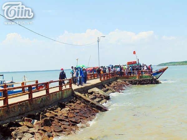 Bạn có thể đi đến điểm du lịch Thạnh An bằng xe máy hoặc xe buýt. Nếu đi xe máy bạn đi qua bến phà Bình Khánh, huyện Nhà Bè và chạy qua khu trung tâm huyện Cần Giờ đến đường Rừng Sát. Sau đó bạn tìm đến bến đò ngay siêu thị gần đây để có thể gửi xe và lên tàu ra đảo.