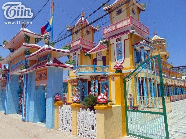 Hiện nay xe buýt tại Cần Giờ đã được nâng cấp, thế nên chọn xe buýt chính là giải pháp an toàn và tiết kiệm chi phí. Bởi nếu đi xe máy thì việc vận chuyển xe máy ra đảo cũng rất khó khăn và tốn kém, chưa kể là hòn đảo không rộng lắm nên đi bộ tham quan sẽ tốt hơn.