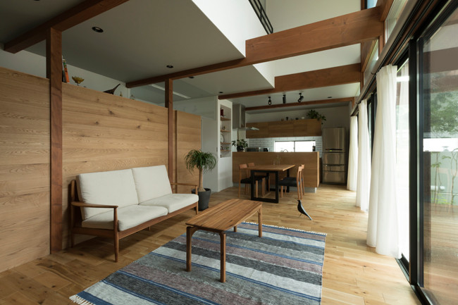 Đáp ứng điều đó, các kiến trúc sư đã tạo ra một căn hộ lý tưởng, giúp gia chủ có thể rũ bỏ hoàn toàn mệt mỏi hay áp lực trước mái hiên, chỉ cần bước vào nhà là đã thấy thư thái, nhẹ nhàng.