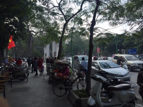 Tuy nhiên, việc trông xe ngay tại cửa đền Quán Thánh khiến giao thông trở nên ách tắc hàng giờ đồng hồ.