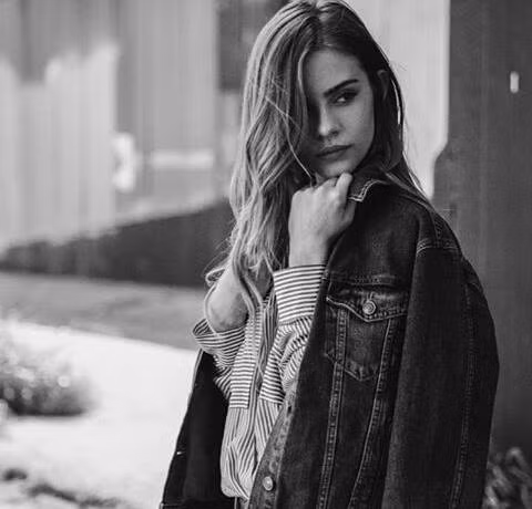 Thân hình đẹp giúp Bridget Satterlee mặc bất cứ gì lên người cũng đẹp. Ảnh sử dụng trong bài: Facebook nhân vật.