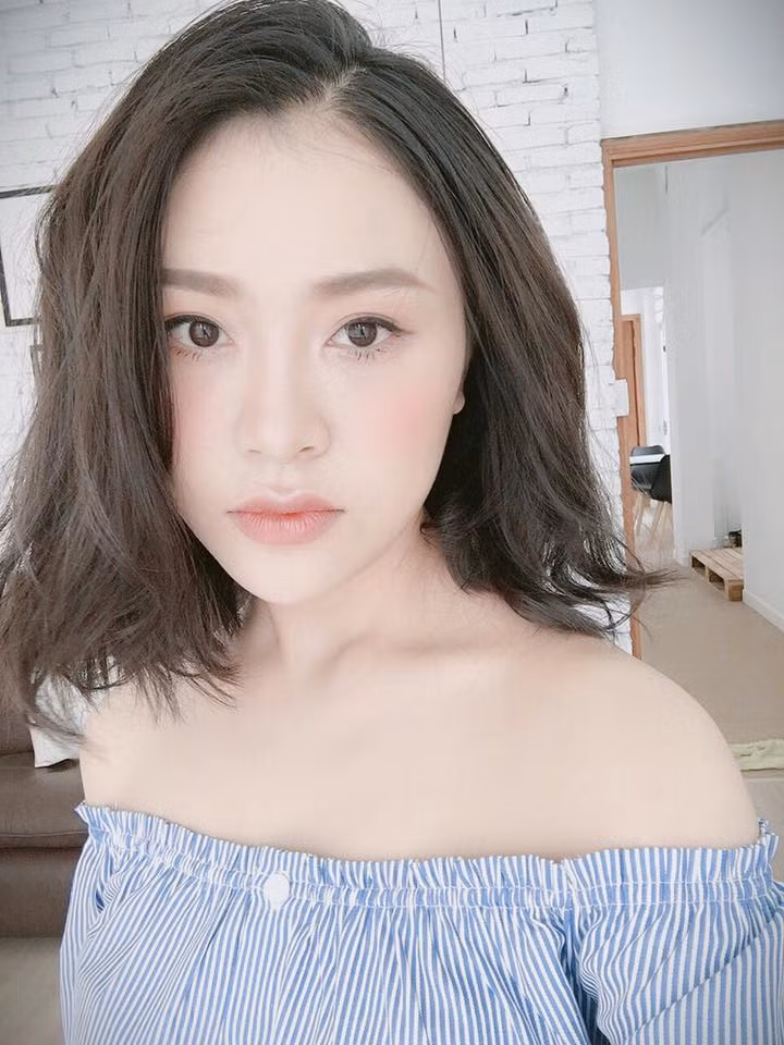 Được biết, cô nàng xinh đẹp Thu Hòa từng tham gia dự thi chương trình truyền hình "The Voice - Giọng hát Việt 2015" và được huấn luyện viên Đàm Vĩnh Hưng chọn về đội của mình.