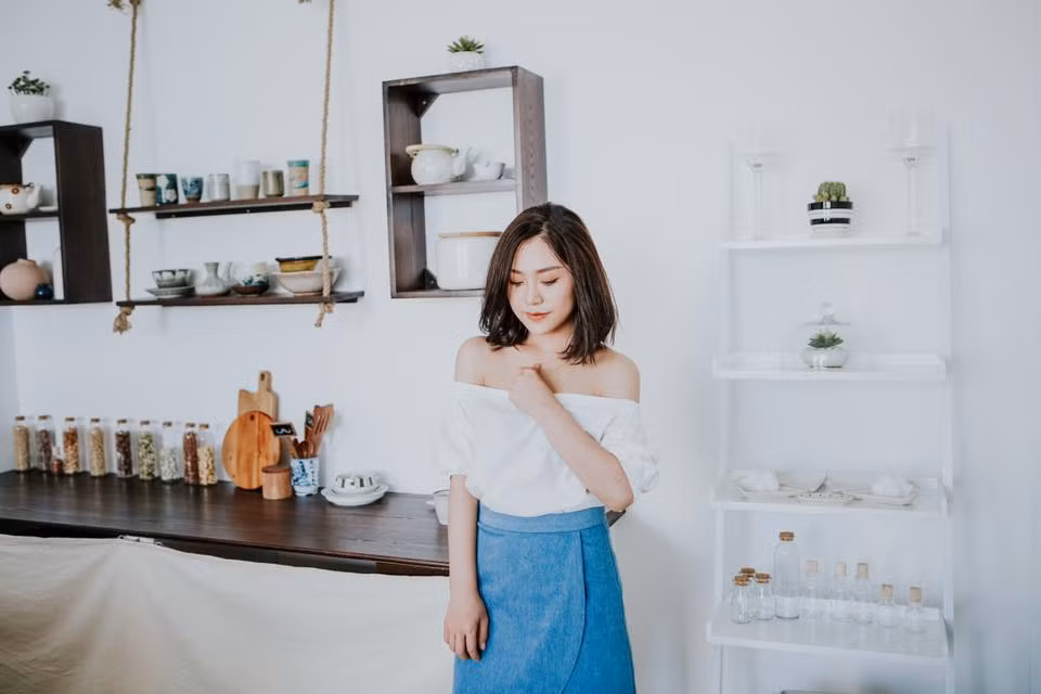 Theo tìm hiểu của cư dân mạng, cô nàng "hot girl hát rong" trên có tên Trần Thu Hòa hay còn biết tới bằng nickname Nấm Junky. Cô nàng này sinh năm 1995 tại Kon Tum và hiện đang sinh sống và làm việc tại TP HCM.