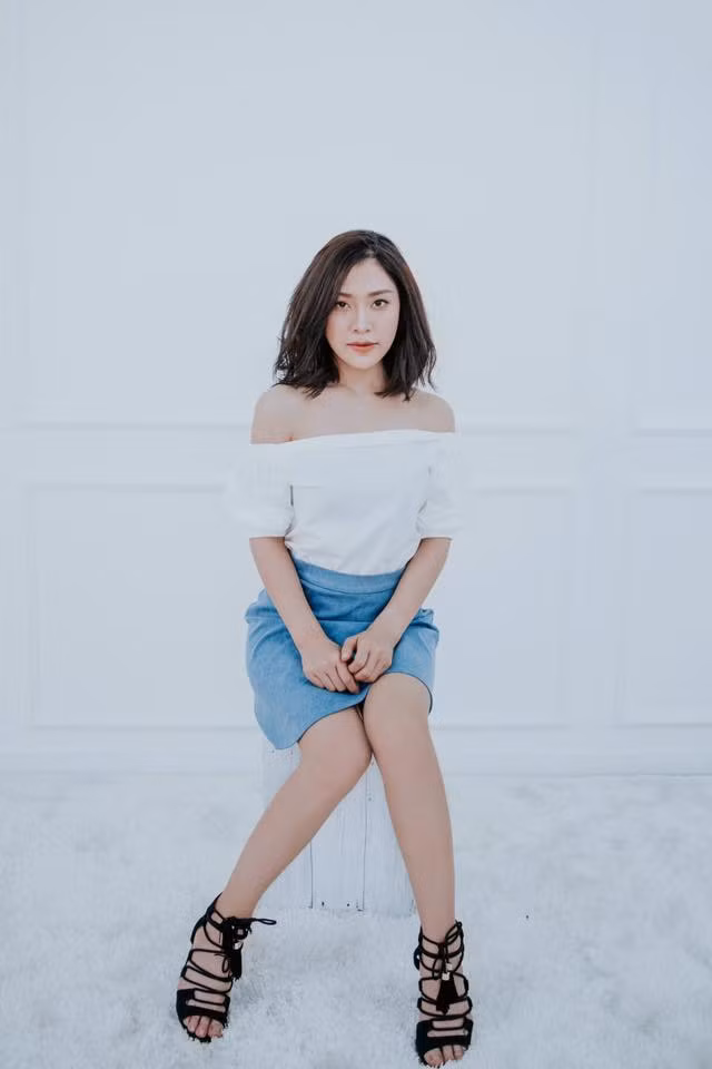 Trong clip từng được đăng tải trên mạng xã hội, Thu Hòa được chú ý bằng gương mặt khá xinh đẹp, vóc dáng nhỏ nhắn và vô cùng dễ thương.