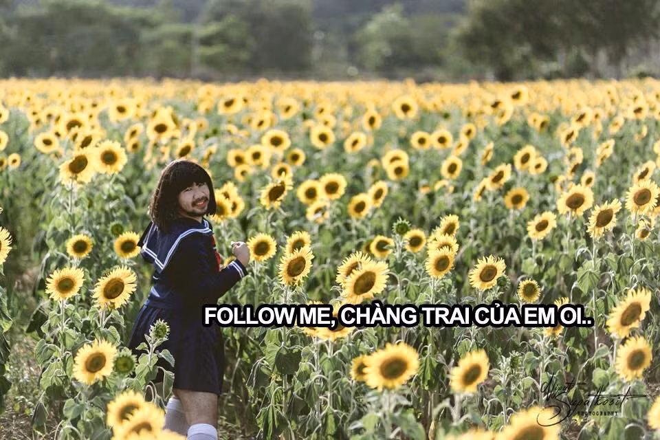 Những bức ảnh của chàng trai phá nát hình tượng nữ sinh Nhật trong chiếc vay ngắn đồng phục đã được cư dân mạng "đào xới" và gắn vào đó những câu chữ mang tính hài hước.