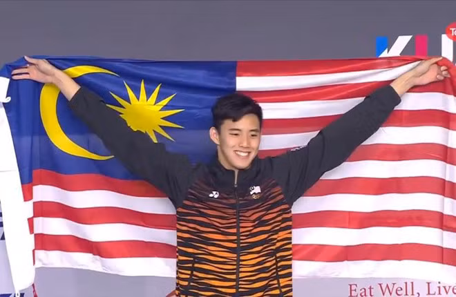 Welson Sim sở hữu chiều cao ấn tượng 1,81 m cùng ngoại hình sáng. Anh chàng này được đánh giá là gương mặt nổi bật trên đường đua xanh tại SEA Games được tổ chức trên sân nhà.