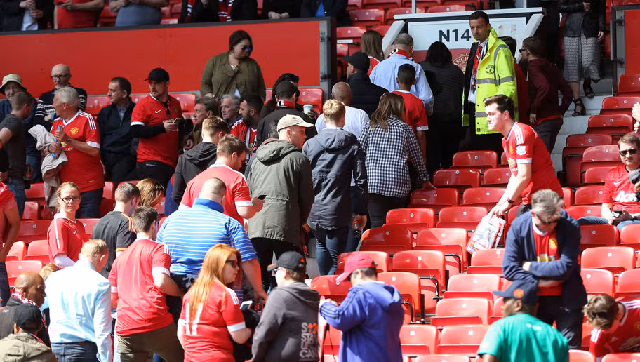 Thông báo chính thức của Sở Cảnh Sát tại thành phố Manchester đã được công bố cách đây ít giờ, một chiếc điện thoại gắn với một ống xăng đã được tìm thấy trong người của một khán giả tới sân.