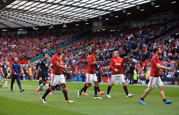 Sau màn khởi động, các cầu thủ Man United được yêu cầu nhanh chóng rời khỏi sân để nhân viên an ninh làm nhiệm vụ.