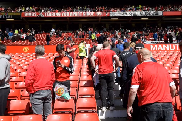 Các nhân viên an ninh đã nhanh chóng sơ tán các CĐV Man United đã vào sân để đảm bảo an toàn và đội phá bom cùng chó nghiệp vụ nhanh chóng vào cuộc để đảm bảo không có trường hợp đáng tiếc nào xảy ra.