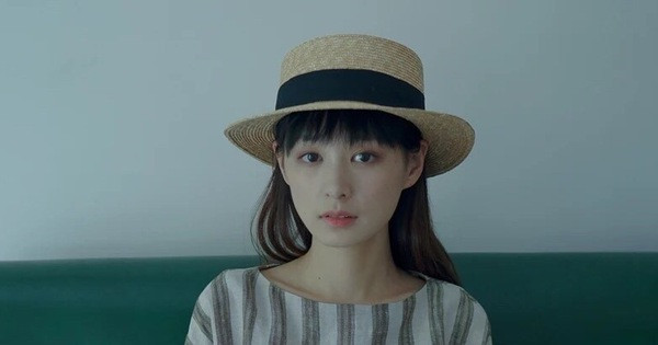 Cô bạn Trung Quốc có chiếc cằm vuông song đi kèm với những đường nét thanh thoát từ sống mũi cao, đôi môi rất duyên đến đôi mắt hai mí long lanh nên nhìn cô nàng vẫn vô cùng dễ thương.