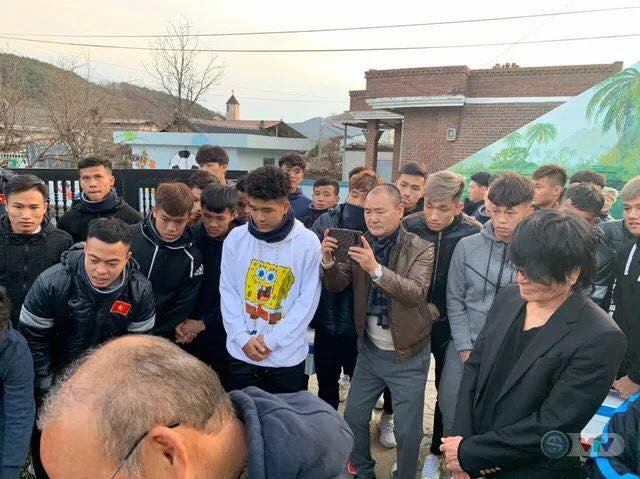 Chứng kiến hình ảnh ấy, các thành viên của đội tuyển U23 Việt Nam, trong đó có các cầu thủ đứng lặng người. Cả đội đi từ vui mừng khi được gặp mẹ ruột của HLV trưởng rồi trải qua nhiều tâm trạng khi thấy hình ảnh xúc động của tình mẫu tử.