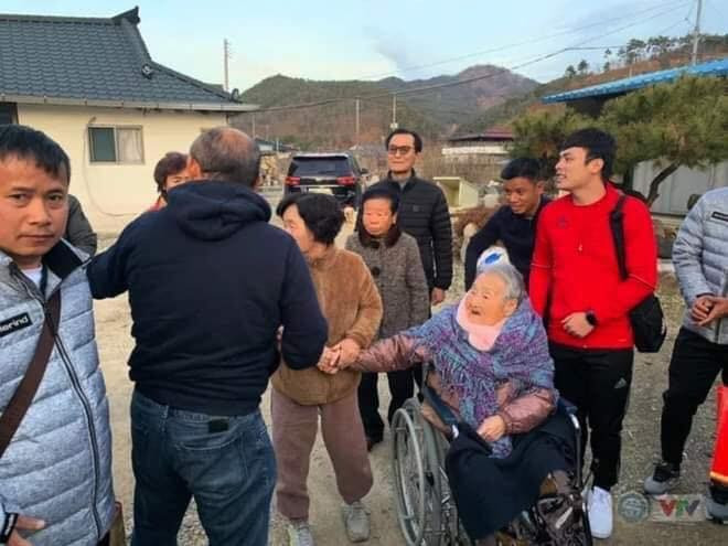 Bà Park Soon-jung dù đã gần 100 tuổi nhưng vẫn còn minh mẫn. Khi thấy con trai, bà vươn tay ôm lấy cổ rồi bật khóc thành tiếng lớn.