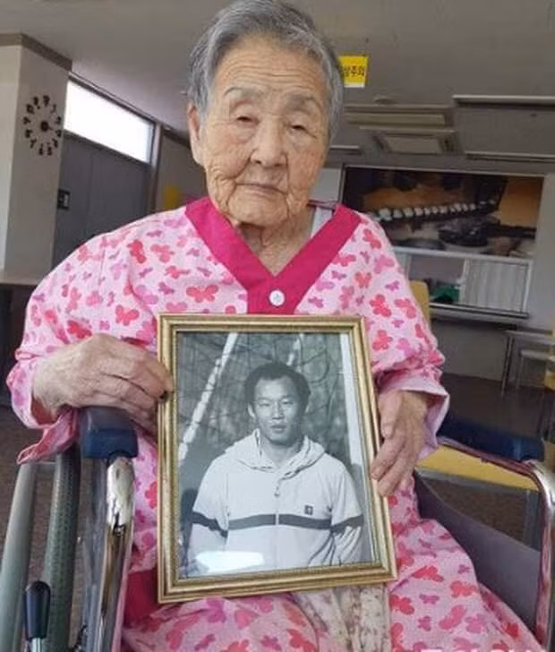 Mẹ HLV Park Hang-seo khoe ảnh con trai khi còn là cầu thủ.